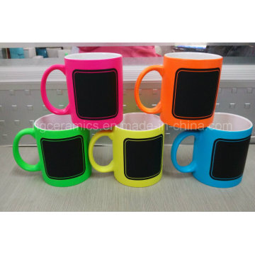 Nouvelle tasse de craie, tasse de craie, tasse de couleur au néon avec décalque de craie